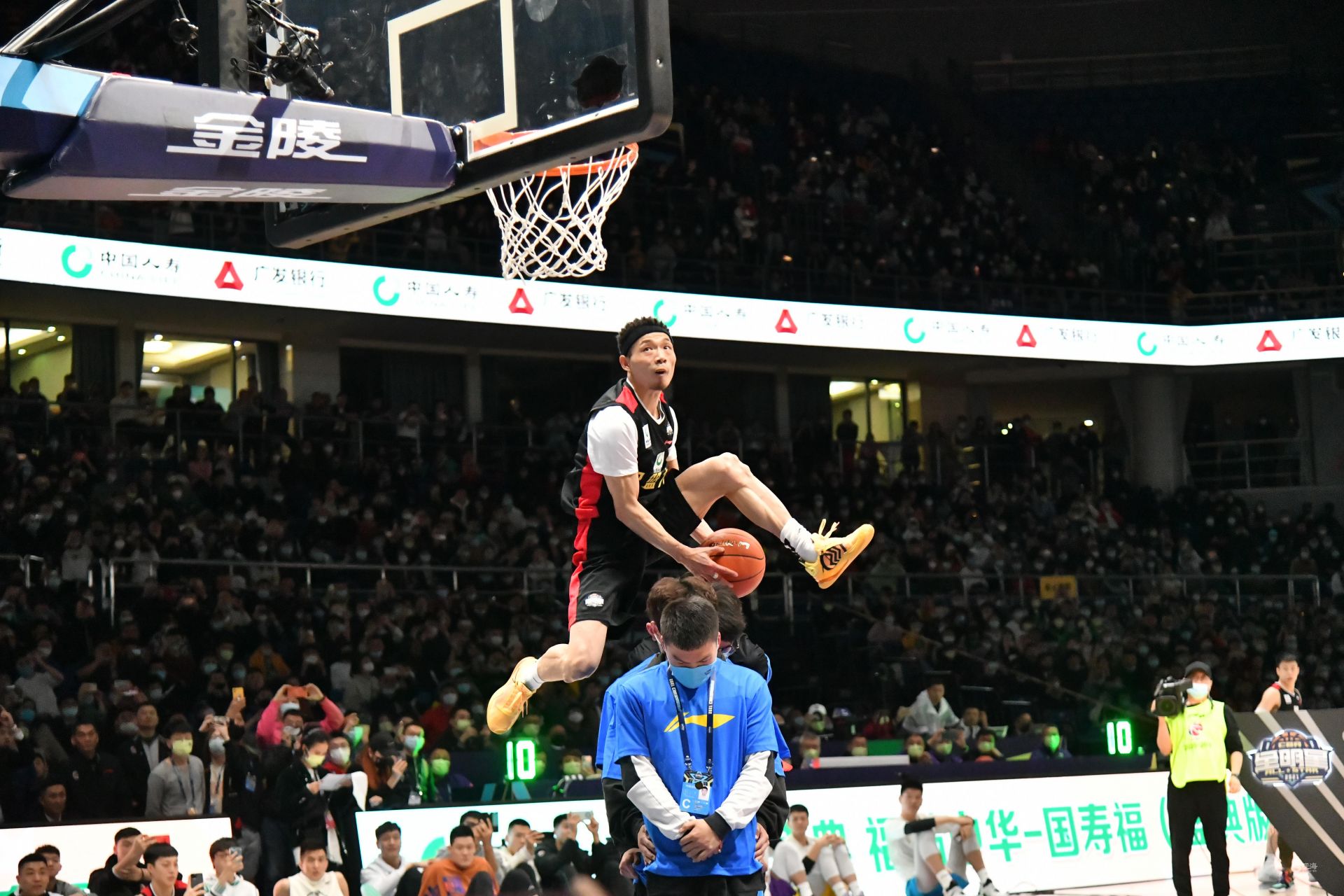 现出高度的 现出高度的